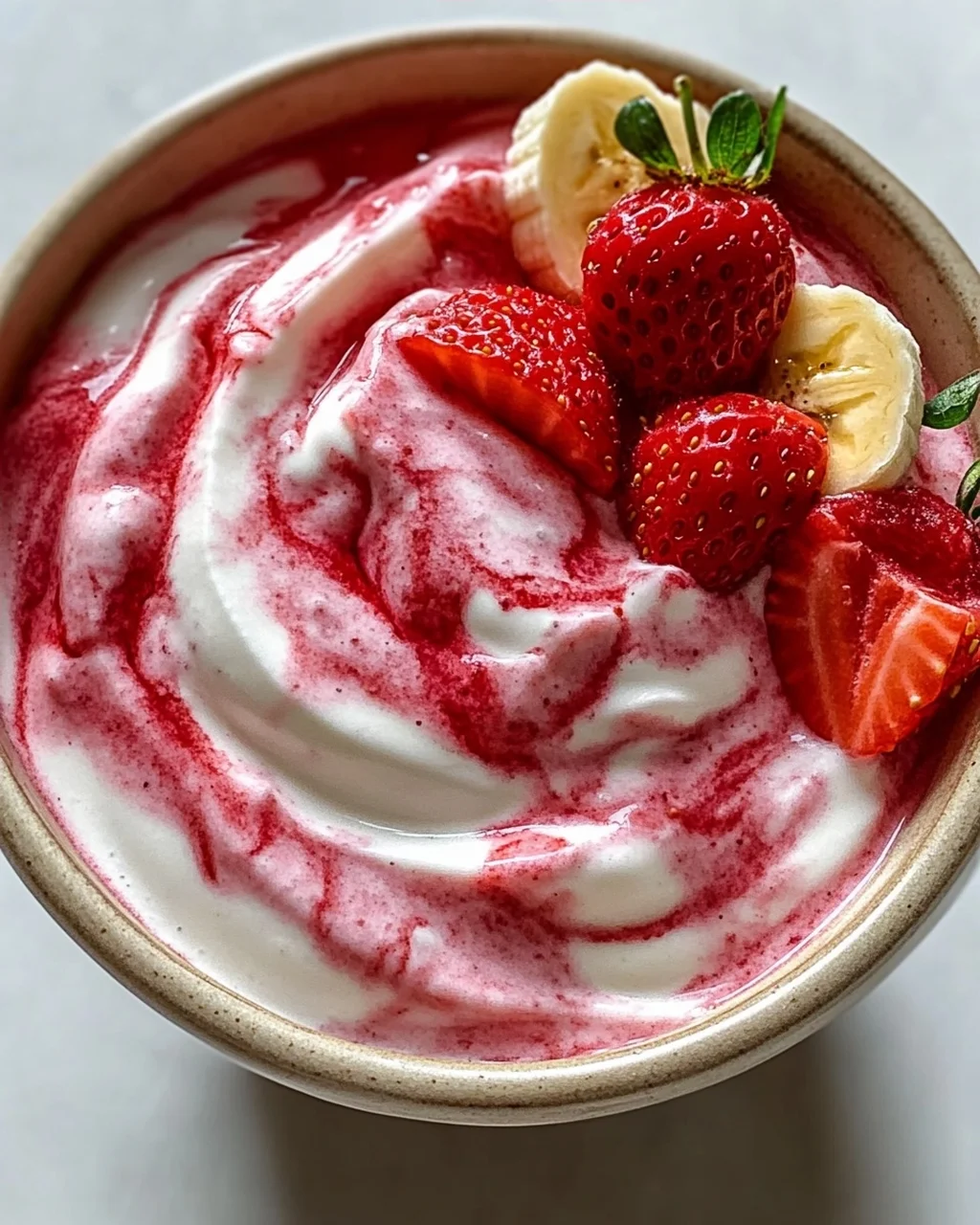 Erdbeer Swirl Smoothie Bowl: Das ultimative Sommer-Rezept