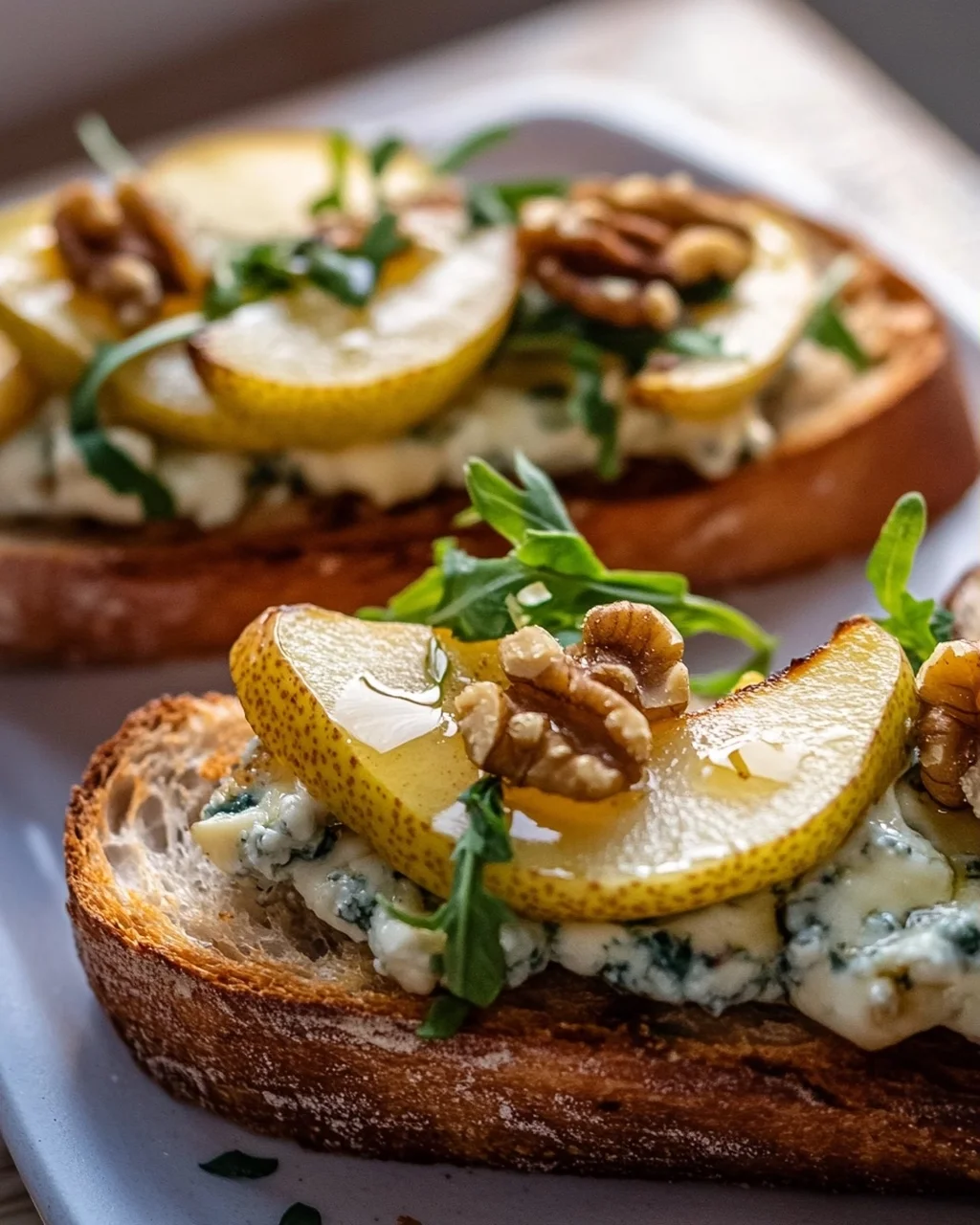 Köstliche Gorgonzola Birnen Bruschetta auf Baguette Rezept