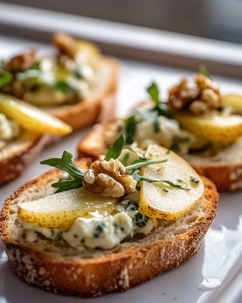 Köstliche Gorgonzola Birnen Bruschetta auf Baguette Rezept
