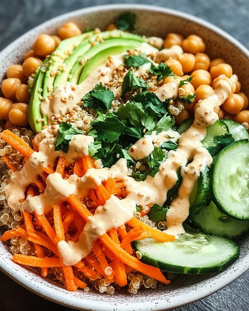 Quinoa-Gemüse-Bowl mit Tahini-Dressing
