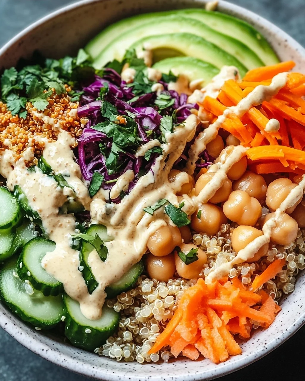 Quinoa-Gemüse-Bowl mit Tahini-Dressing