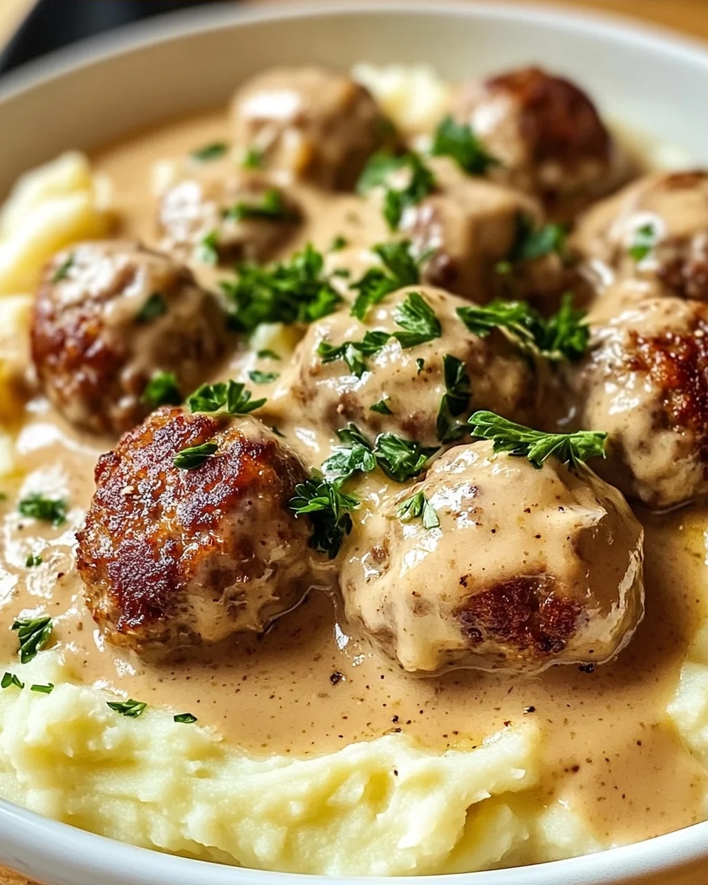 Saftige Hackbällchen in Rahmsauce & cremigem Kartoffelpüree