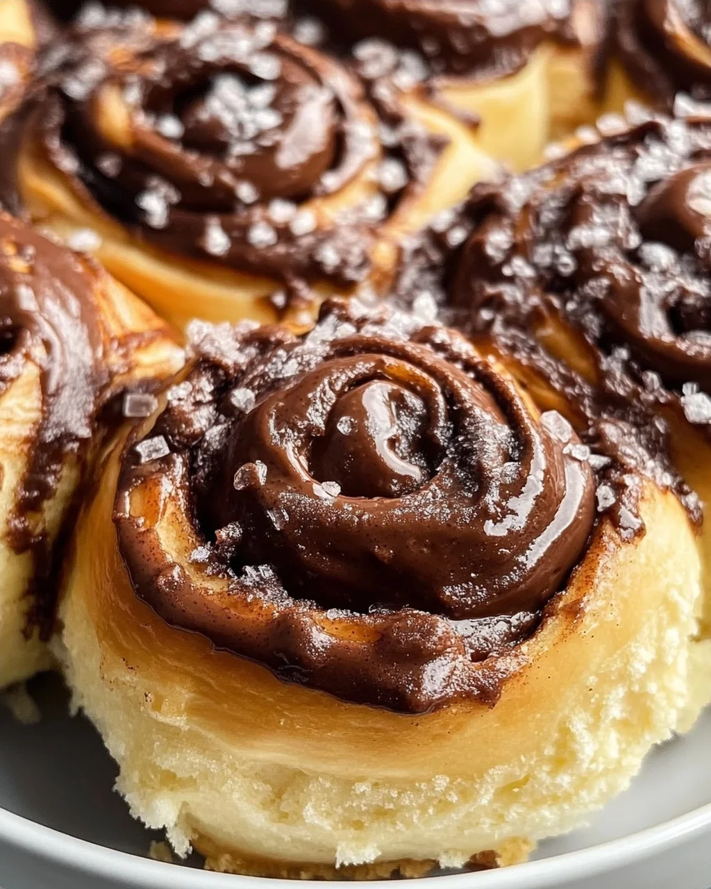 Unwiderstehliche Schoko-Zimtschnecken mit cremiger Fudge-Glasur